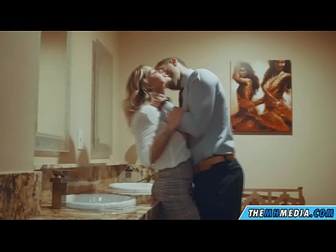❤️ Kung ang usa ka busty blonde naghaylo kanimo sa usa ka publiko nga kasilyas ❤️❌ Sex video sa amon